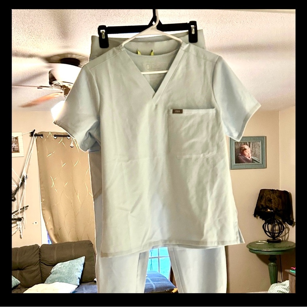 Figs OPEN SKIES Scrub Set